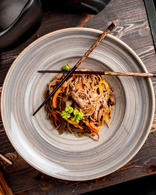 Foto gratuita fideos preparados con carne, pimientos y salsa