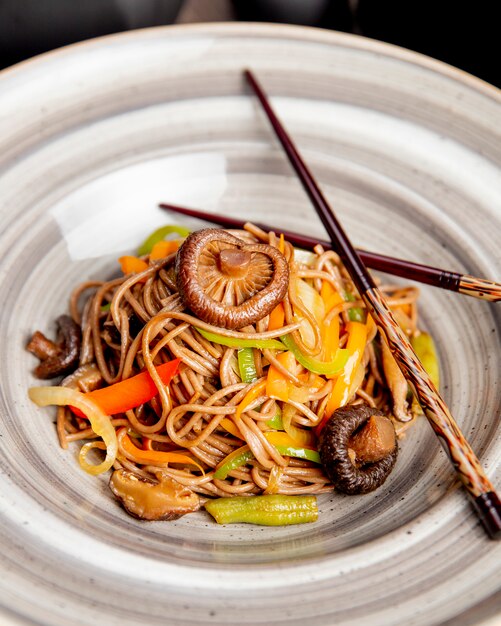 fideos preparados con champiñones, pimientos y salsa