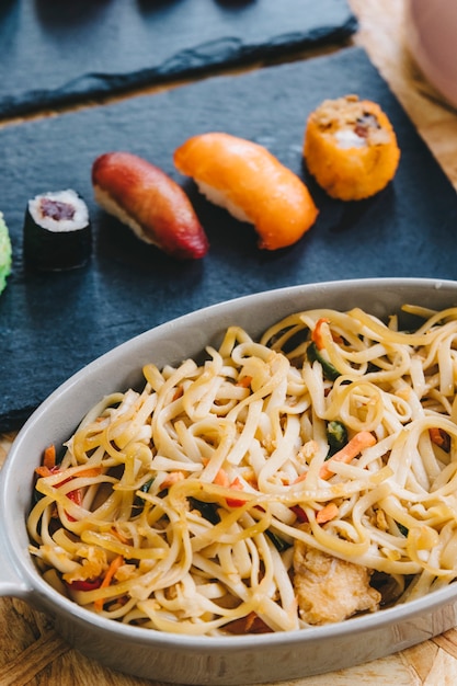 Fideos de primer plano cerca del buen sushi