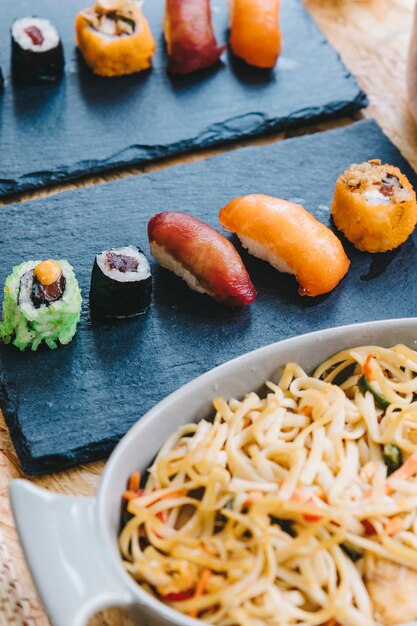 Fideos de primer plano cerca de sushi