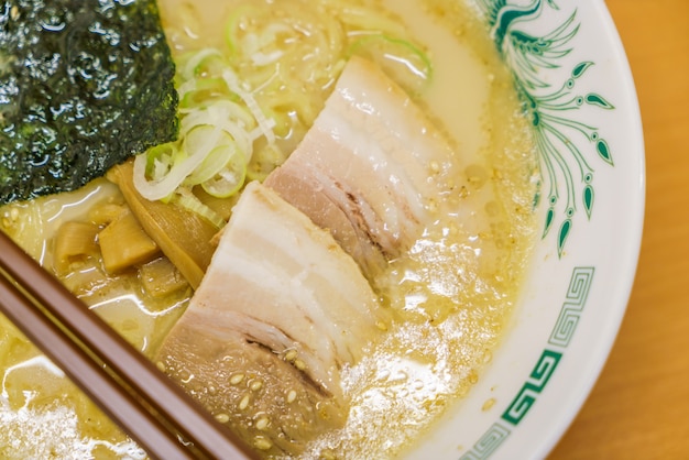 de fideos ramen japonés en la mesa