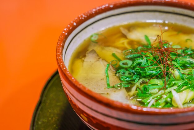 de fideos ramen japonés en la mesa