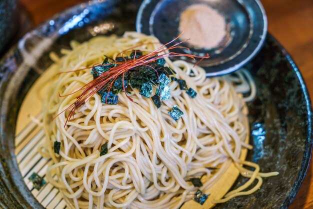 de fideos ramen japonés en la mesa