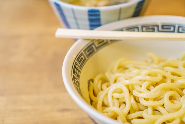 de fideos ramen japonés en la mesa