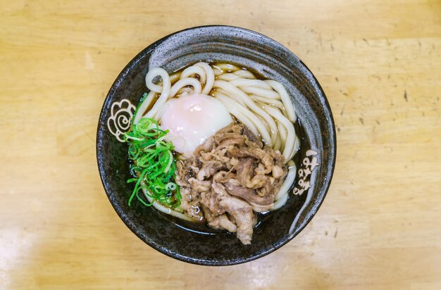 de fideos ramen japonés en la mesa