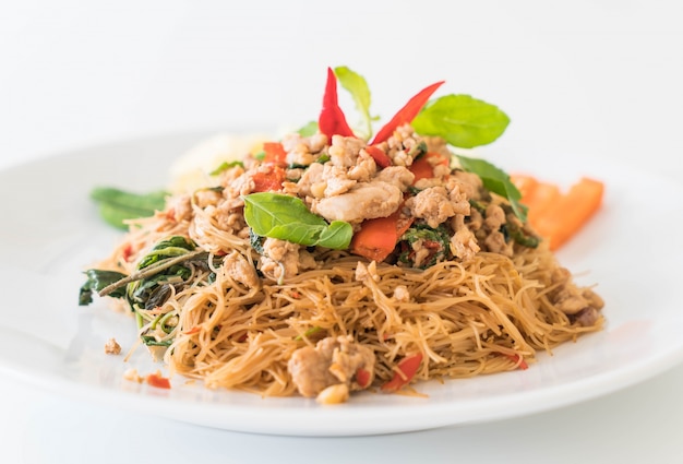 Fideos salteados, cerdo y albahaca