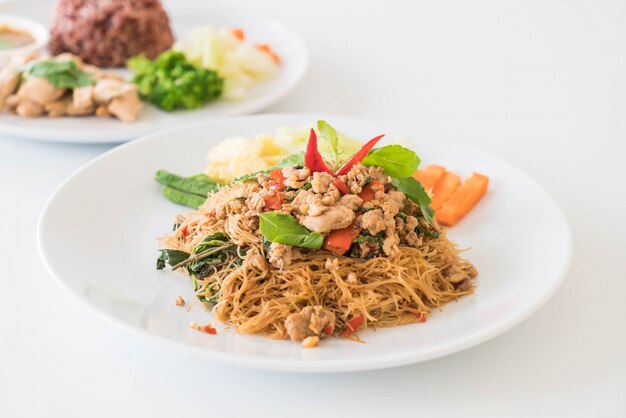 Fideos salteados, cerdo y albahaca