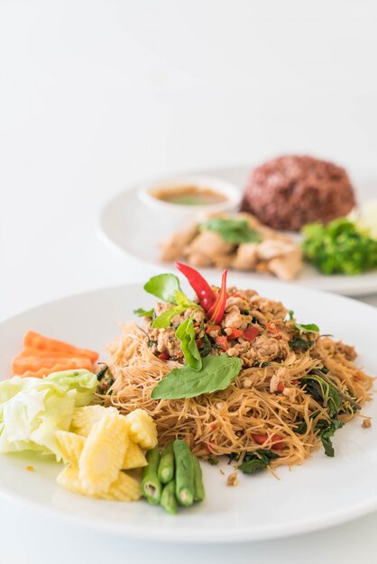 Fideos salteados, cerdo y albahaca