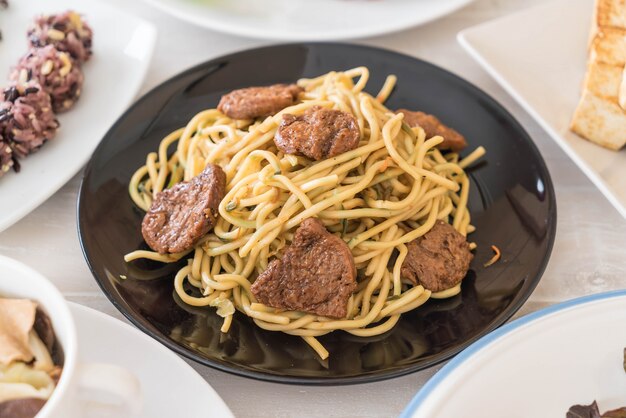 fideos salteados - comida vegetariana