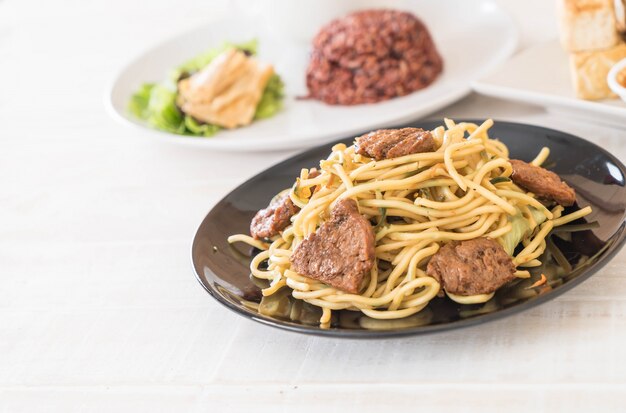 fideos salteados - comida vegetariana