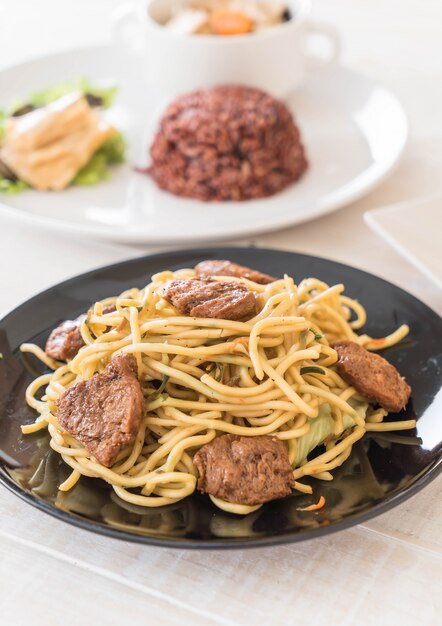 fideos salteados - comida vegetariana