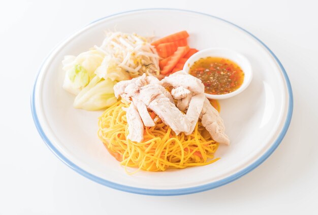 Fideos salteados con pollo