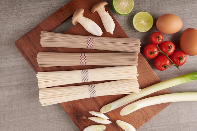 Foto gratuita fideos soba y udon crudos. fideos tradicionales japoneses, ingrediente alimentario crudo. soba de trigo sarraceno seco y fideos udon.