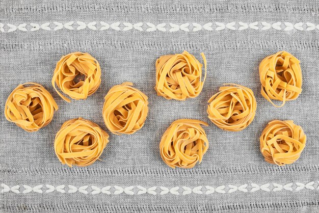 Fideos sobre una toalla de cocina gris.