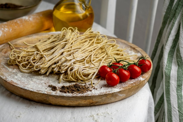 Foto gratuita fideos y tomates deliciosos de alto ángulo