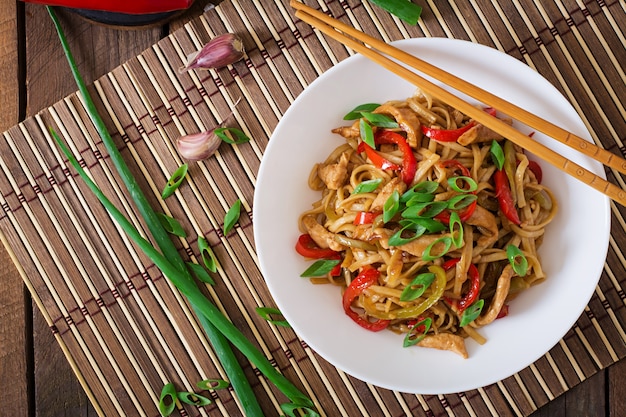 Fideos Udon con pollo y pimientos. cocina japonesa