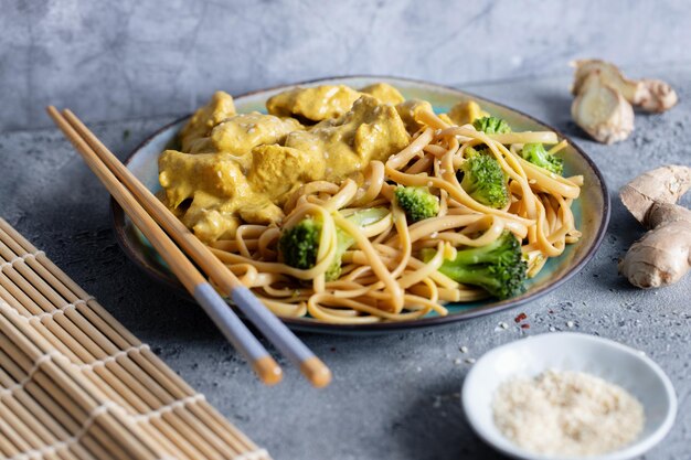 Fideos veganos con pollo y verduras