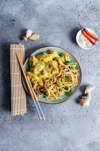 Fideos veganos con pollo y verduras