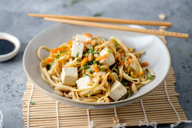 Fideos veganos con tofu y verduras