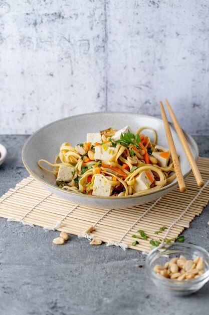 Fideos veganos con tofu y verduras