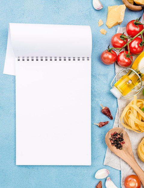 Foto gratuita fideos con verduras al lado del cuaderno