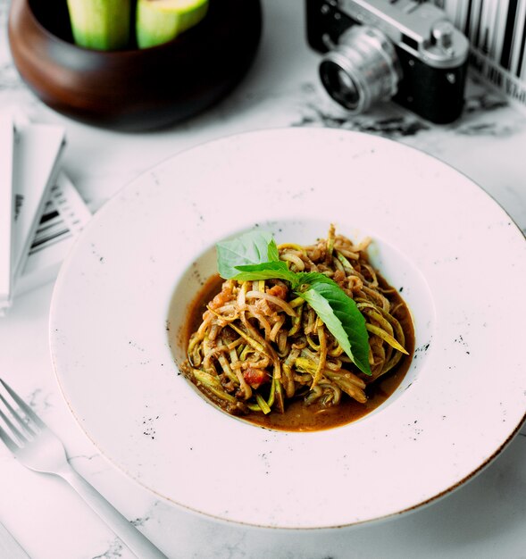 Fideos con verduras y hierbas.