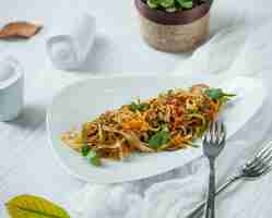 Foto gratuita fideos con verduras en el plato