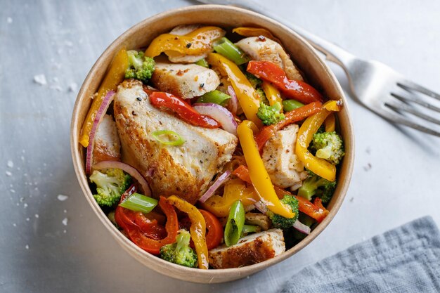 Fideos con verduras en un tazón