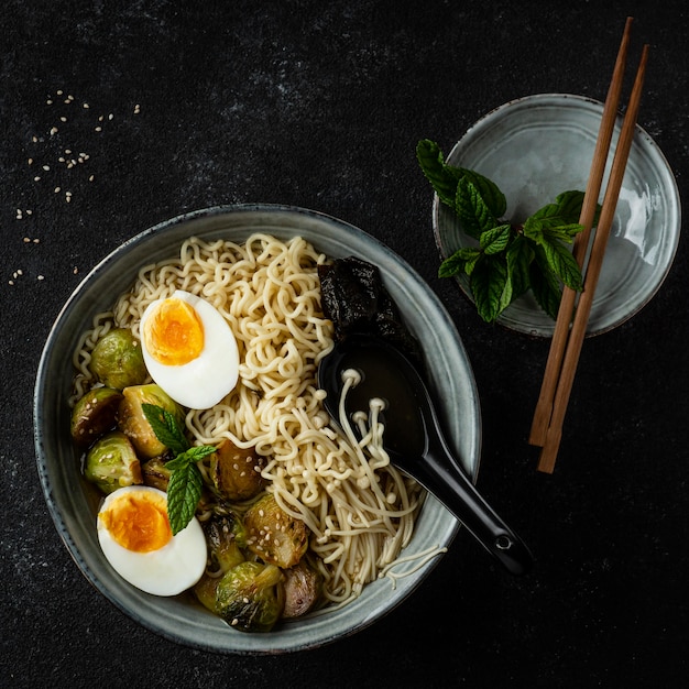 Fideos de vista superior en un arreglo de tazón