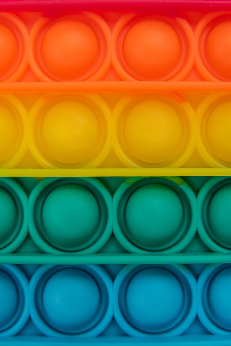 Foto gratuito fidget pop it toy rainbow color - antiestrés, divertido y educativo