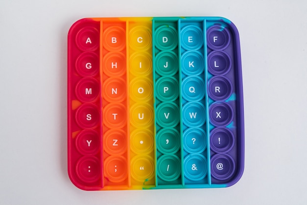 Foto gratuita fidget pop it toy rainbow color - antiestrés, divertido y educativo