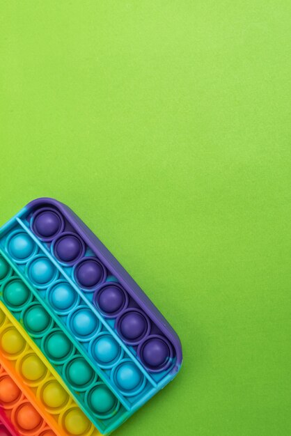 Foto gratuita fidget pop it toy rainbow color - antiestrés, divertido y educativo