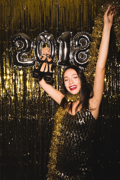 Foto gratuita fiesta de año nuevo 2018 con chica bailando en discoteca