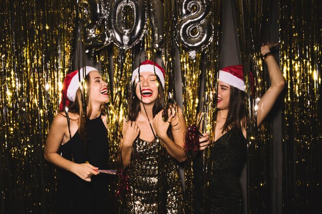 Fiesta de año nuevo 2018 con chicas celebrando