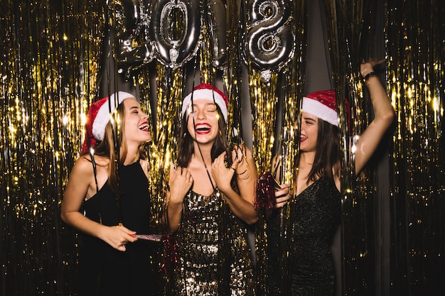 Fiesta de año nuevo 2018 con chicas celebrando