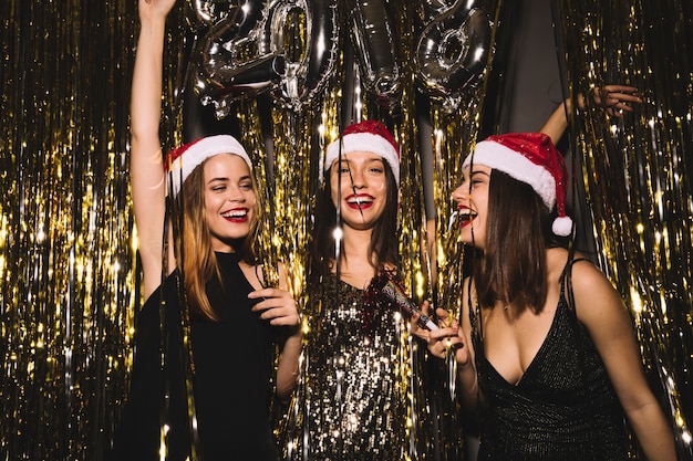 Fiesta de año nuevo 2018 con chicas jóvenes