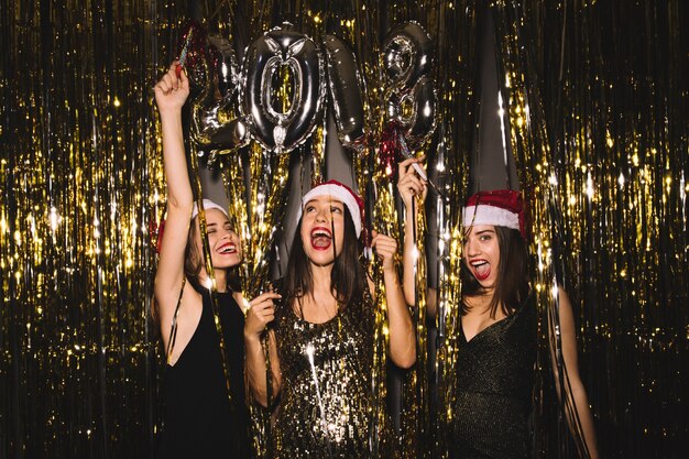 Fiesta de año nuevo 2018 con tres chicas bailando