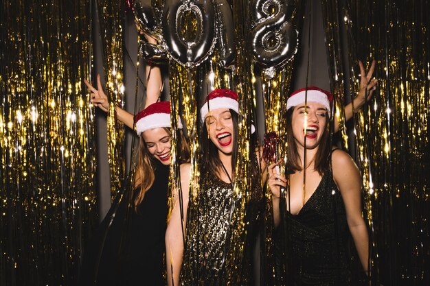 Fiesta de año nuevo 2018 con tres chicas celebrando