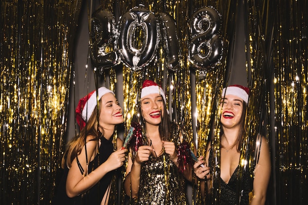 Foto gratuita fiesta de año nuevo 2018 con tres chicas