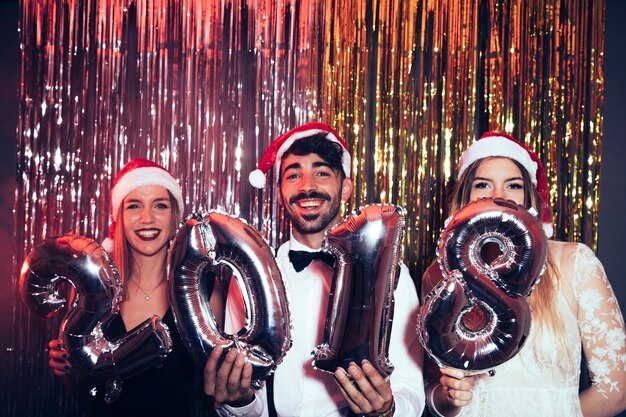 Fiesta de año nuevo con amigos sonrientes