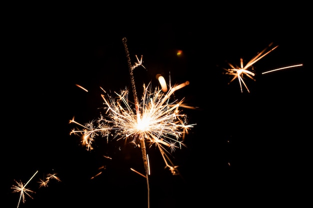 Foto gratuita fiesta de año nuevo de ángulo bajo con fuegos artificiales