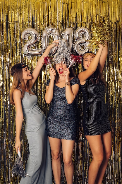 Fiesta de año nuevo con chicas alegres