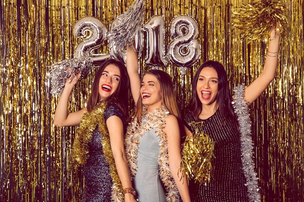 Foto gratuita fiesta de año nuevo con chicas bailando