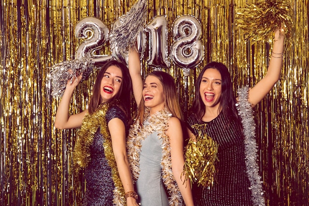 Fiesta de año nuevo con chicas bailando