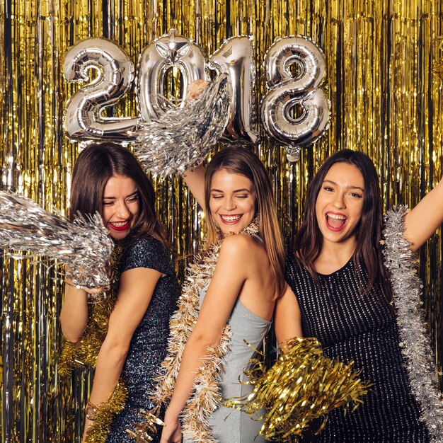 Fiesta de año nuevo con chicas bailando