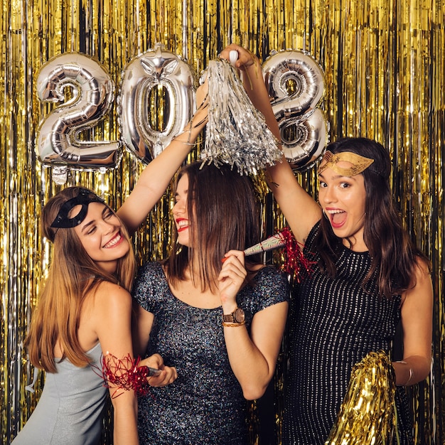 Fiesta de año nuevo con chicas felices