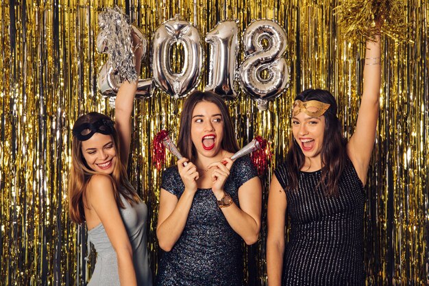 Fiesta de año nuevo con chicas jóvenes bailando