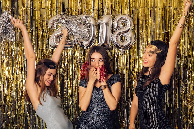 Fiesta de año nuevo con chicas jóvenes celebrando