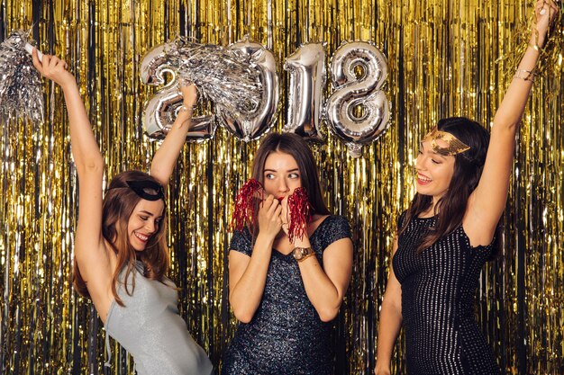 Fiesta de año nuevo con chicas jóvenes celebrando