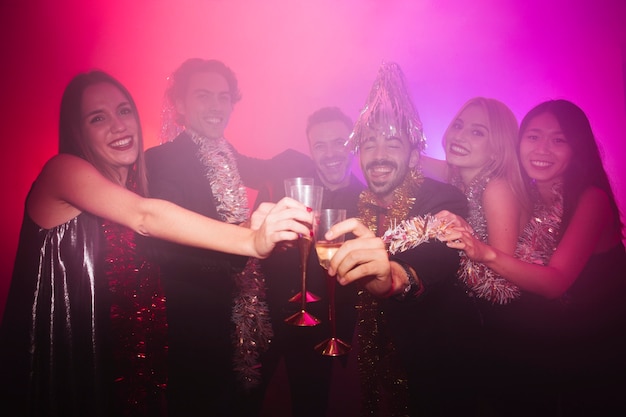 Fiesta de año nuevo en discoteca con grupo de amigos
